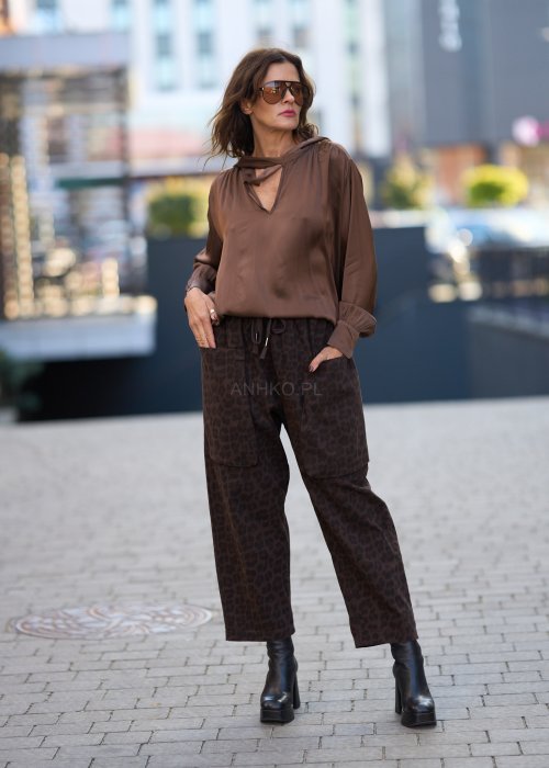 Damskie spodnie w panterkę w odcieniach brązu, z dużymi kieszeniami cargo, styl casual