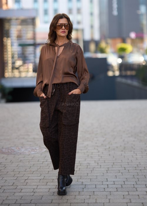 Damskie spodnie w panterkę w odcieniach brązu, z dużymi kieszeniami cargo, styl casual