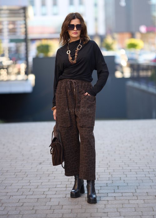 Czarna bluzka damska z długim rękawem i stójką, o luźnym kroju, w minimalistycznym stylu fashion