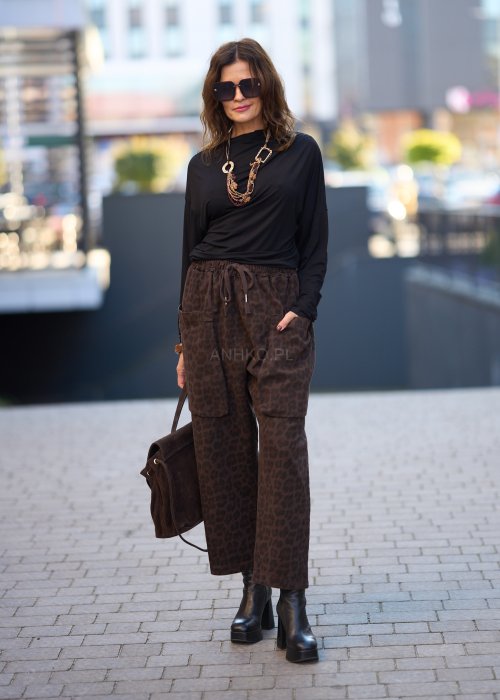 Czarna bluzka damska z długim rękawem i stójką, o luźnym kroju, w minimalistycznym stylu fashion