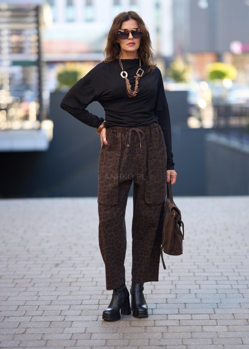 Czarna bluzka damska z długim rękawem i stójką, o luźnym kroju, w minimalistycznym stylu fashion