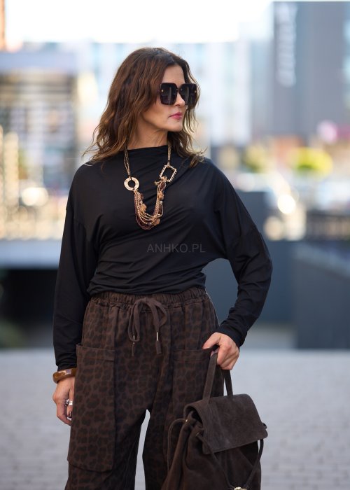 Czarna bluzka damska z długim rękawem i stójką, o luźnym kroju, w minimalistycznym stylu fashion