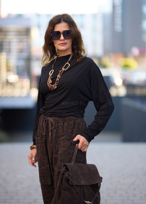 Czarna bluzka damska z długim rękawem i stójką, o luźnym kroju, w minimalistycznym stylu fashion