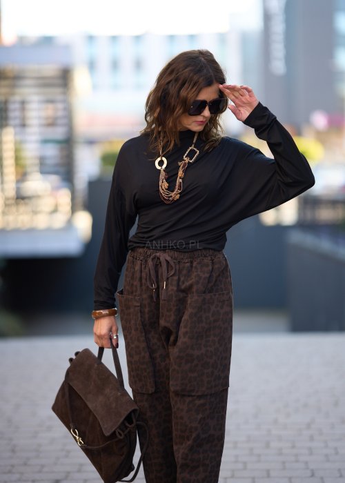 Czarna bluzka damska z długim rękawem i stójką, o luźnym kroju, w minimalistycznym stylu fashion