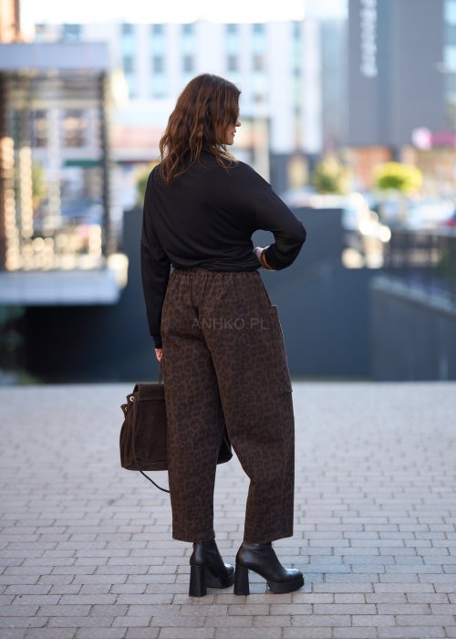 Czarna bluzka damska z długim rękawem i stójką, o luźnym kroju, w minimalistycznym stylu fashion