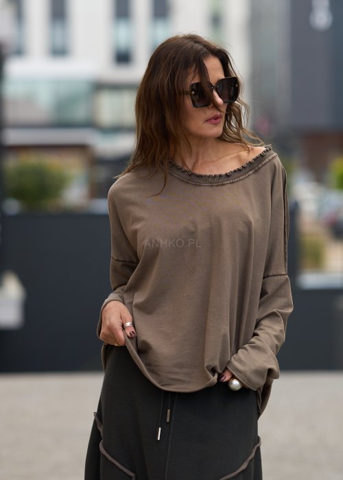 Beżowa bluzka damska z długim rękawem i surowym wykończeniem dekoltu w stylu casual oversize