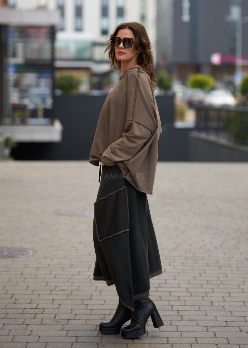 Beżowa bluzka damska z długim rękawem i surowym wykończeniem dekoltu w stylu casual oversize