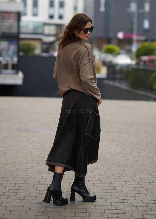 Beżowa bluzka damska z długim rękawem i surowym wykończeniem dekoltu w stylu casual oversize