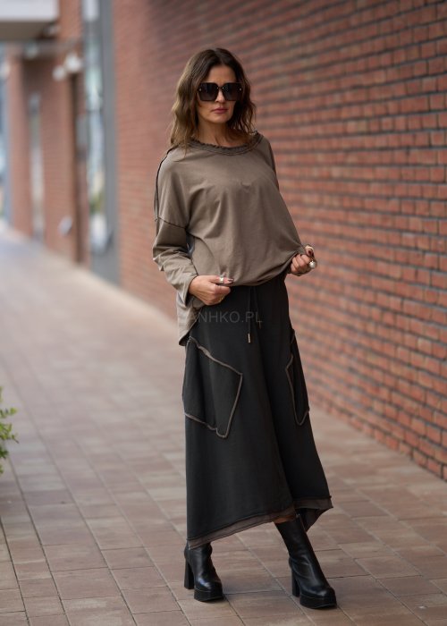 Beżowa bluzka damska z długim rękawem i surowym wykończeniem dekoltu w stylu casual oversize