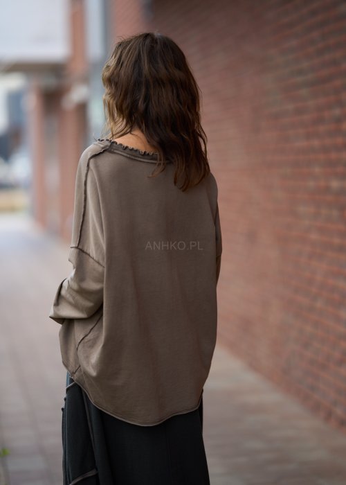 Beżowa bluzka damska z długim rękawem i surowym wykończeniem dekoltu w stylu casual oversize