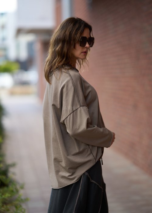 Beżowa bluzka damska z długim rękawem i surowym wykończeniem dekoltu w stylu casual oversize