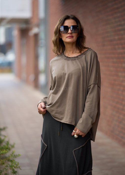 Beżowa bluzka damska z długim rękawem i surowym wykończeniem dekoltu w stylu casual oversize