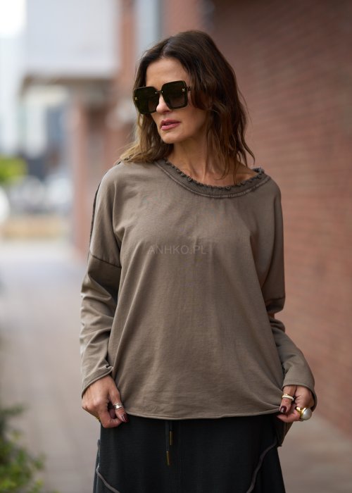 Beżowa bluzka damska z długim rękawem i surowym wykończeniem dekoltu w stylu casual oversize