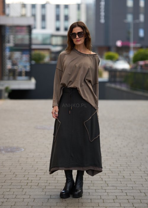 Beżowa bluzka damska z długim rękawem i surowym wykończeniem dekoltu w stylu casual oversize