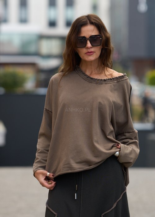 Beżowa bluzka damska z długim rękawem i surowym wykończeniem dekoltu w stylu casual oversize