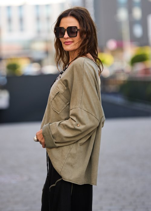 Khaki bluzka damska z długim rękawem i kieszenią na piersi o luźnym kroju w stylu casual