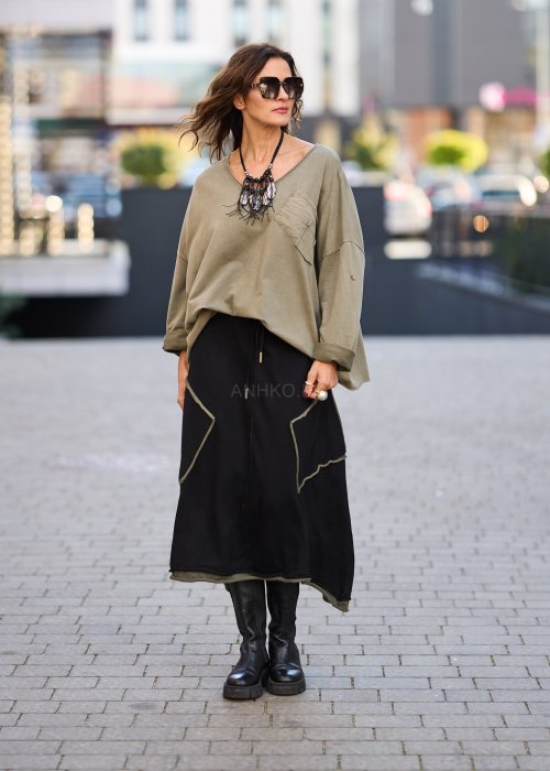 Khaki bluzka damska z długim rękawem i kieszenią na piersi o luźnym kroju w stylu casual