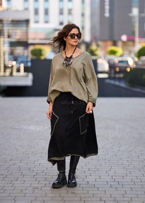 Khaki bluzka damska z długim rękawem i kieszenią na piersi o luźnym kroju w stylu casual