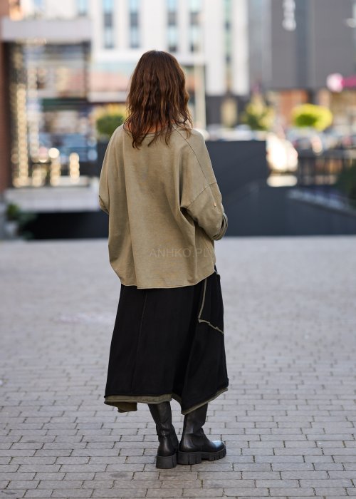 Khaki bluzka damska z długim rękawem i kieszenią na piersi o luźnym kroju w stylu casual