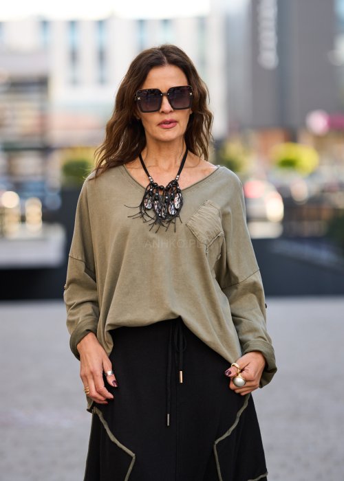 Khaki bluzka damska z długim rękawem i kieszenią na piersi o luźnym kroju w stylu casual