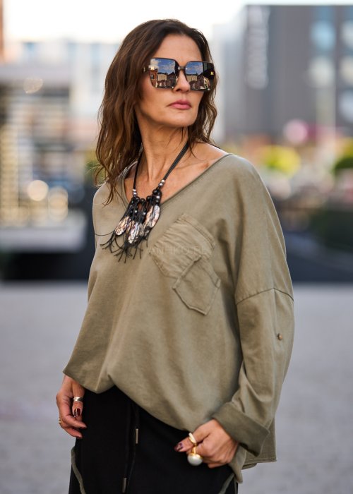 Khaki bluzka damska z długim rękawem i kieszenią na piersi o luźnym kroju w stylu casual