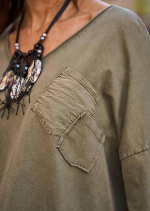 Khaki bluzka damska z długim rękawem i kieszenią na piersi o luźnym kroju w stylu casual