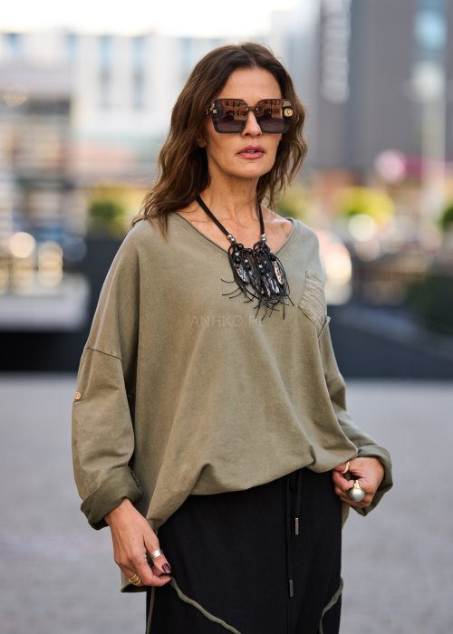 Khaki bluzka damska z długim rękawem i kieszenią na piersi o luźnym kroju w stylu casual