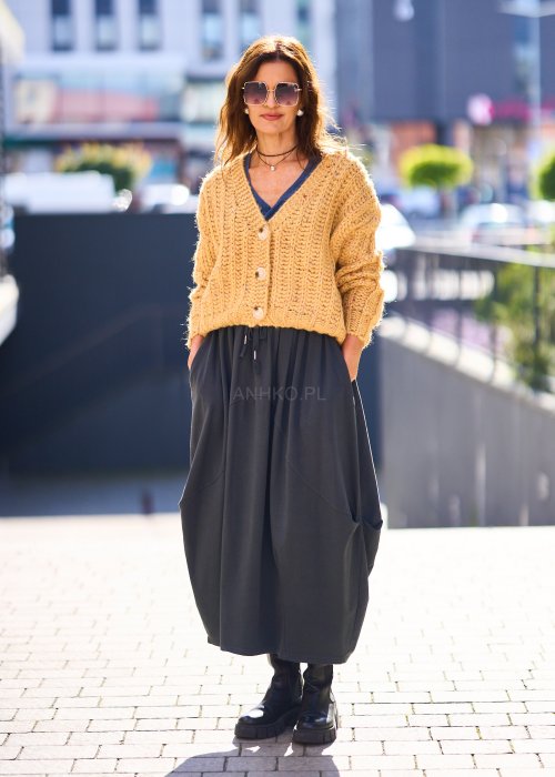 Żółty kardigan damski z grubym splotem, zapinany na duże guziki, o krótszym kroju i luźnym fasonie, styl casual boho