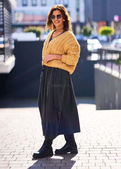 Żółty kardigan damski z grubym splotem, zapinany na duże guziki, o krótszym kroju i luźnym fasonie, styl casual boho