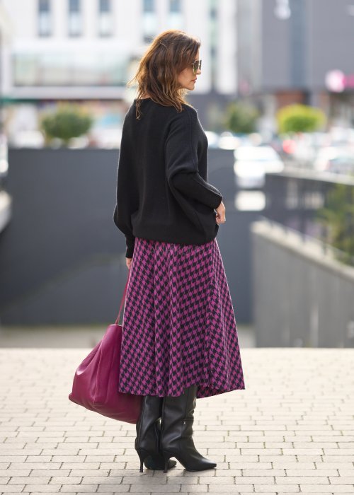 Sweter damski czarny one size z asymetrycznym dołem i luźnymi rękawami, minimalistyczny fason w nowoczesnej stylizacji.