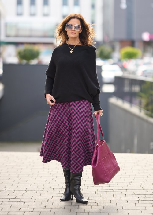 Sweter damski czarny one size z asymetrycznym dołem i luźnymi rękawami, minimalistyczny fason w nowoczesnej stylizacji.