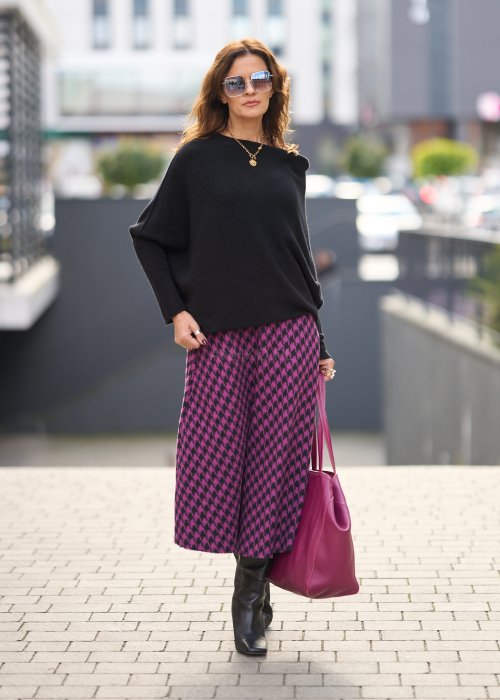 Sweter damski czarny one size z asymetrycznym dołem i luźnymi rękawami, minimalistyczny fason w nowoczesnej stylizacji.