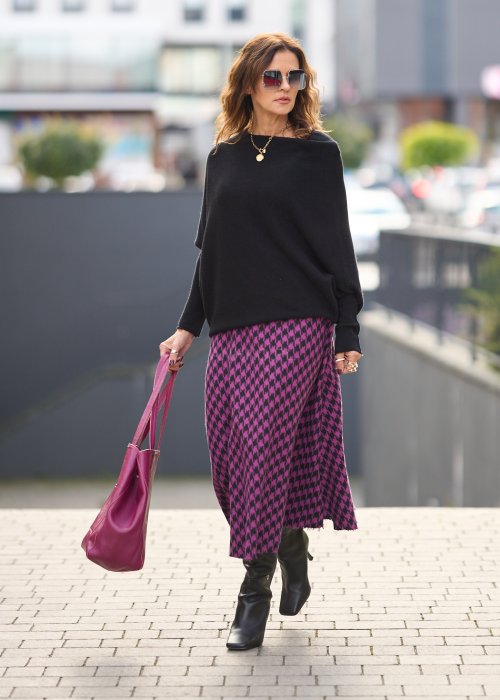 Sweter damski czarny one size z asymetrycznym dołem i luźnymi rękawami, minimalistyczny fason w nowoczesnej stylizacji.