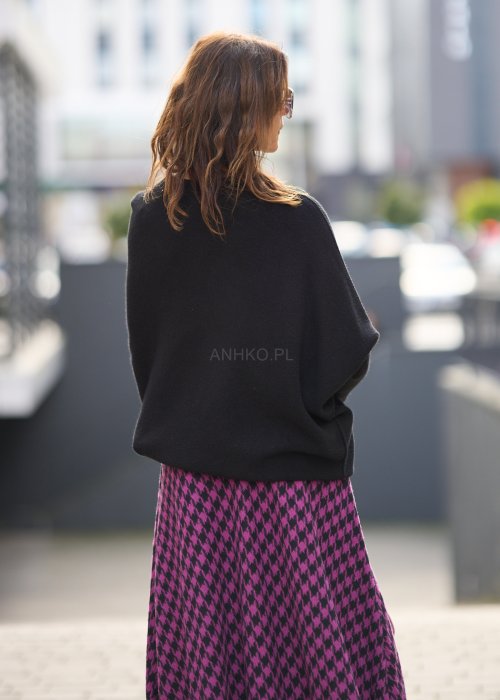 Sweter damski czarny one size z asymetrycznym dołem i luźnymi rękawami, minimalistyczny fason w nowoczesnej stylizacji.