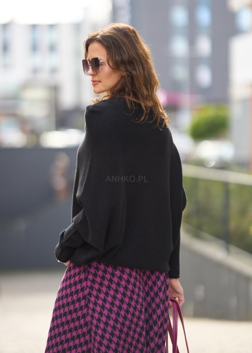 Sweter damski czarny one size z asymetrycznym dołem i luźnymi rękawami, minimalistyczny fason w nowoczesnej stylizacji.