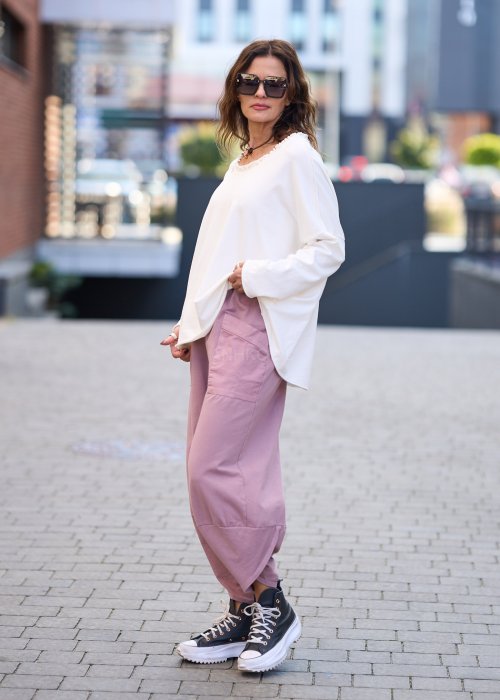 Biała bluzka damska z długim rękawem i delikatnym wykończeniem dekoltu w stylu casual oversize