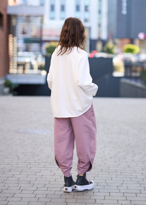 Biała bluzka damska z długim rękawem i delikatnym wykończeniem dekoltu w stylu casual oversize