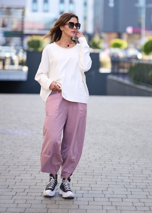 Biała bluzka damska z długim rękawem i delikatnym wykończeniem dekoltu w stylu casual oversize