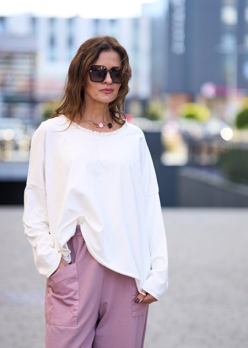 Biała bluzka damska z długim rękawem i delikatnym wykończeniem dekoltu w stylu casual oversize