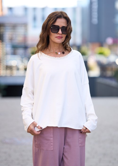 Biała bluzka damska z długim rękawem i delikatnym wykończeniem dekoltu w stylu casual oversize