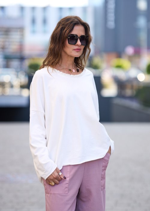 Biała bluzka damska z długim rękawem i delikatnym wykończeniem dekoltu w stylu casual oversize