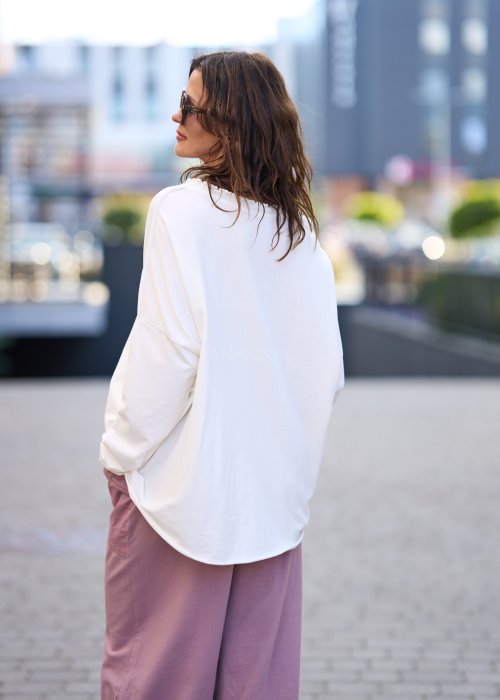 Biała bluzka damska z długim rękawem i delikatnym wykończeniem dekoltu w stylu casual oversize