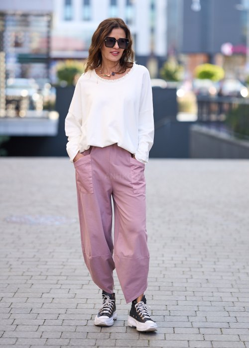 Biała bluzka damska z długim rękawem i delikatnym wykończeniem dekoltu w stylu casual oversize