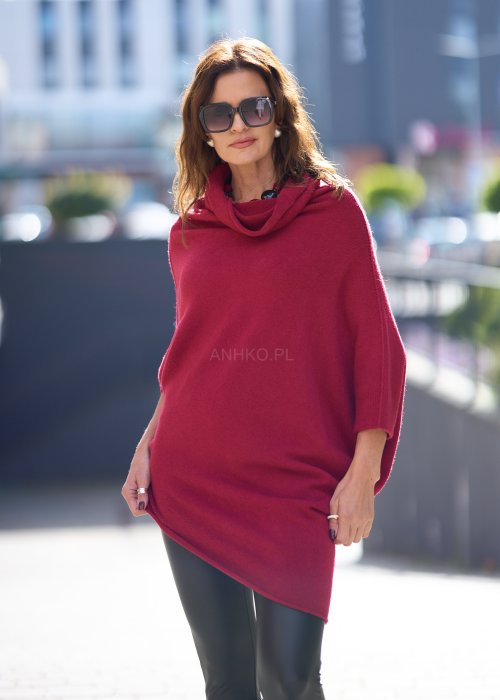 Sweter oversize w kolorze bordowym z szerokim kołnierzem typu komin i luźnym krojem poncza. Model w miejskiej stylizacji podkreślający miękką dzianinę i swobodny fason.