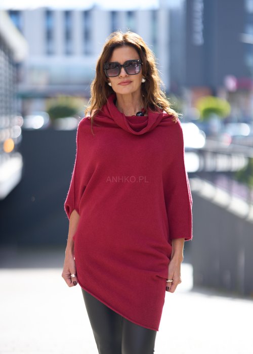 Sweter oversize w kolorze bordowym z szerokim kołnierzem typu komin i luźnym krojem poncza. Model w miejskiej stylizacji podkreślający miękką dzianinę i swobodny fason.