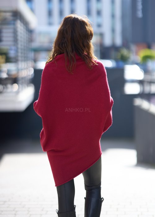 Sweter oversize w kolorze bordowym z szerokim kołnierzem typu komin i luźnym krojem poncza. Model w miejskiej stylizacji podkreślający miękką dzianinę i swobodny fason.