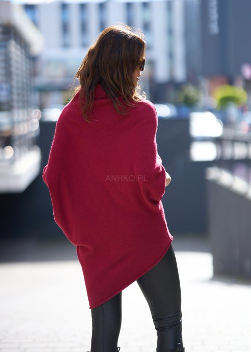 Sweter oversize w kolorze bordowym z szerokim kołnierzem typu komin i luźnym krojem poncza. Model w miejskiej stylizacji podkreślający miękką dzianinę i swobodny fason.