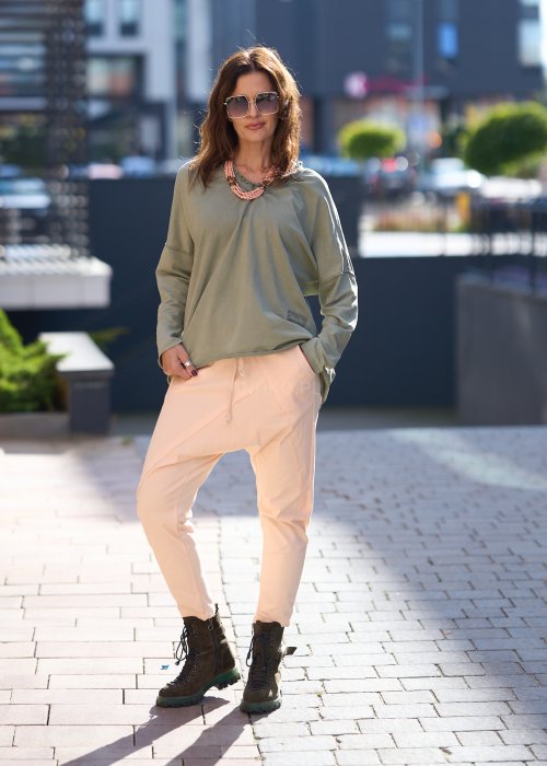 Szałwiowa bluzka damska z długim rękawem i dekoltem w serek, o luźnym kroju oversize, wykonana z miękkiej bawełny