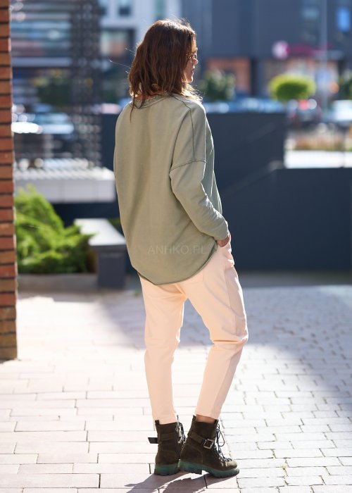 Szałwiowa bluzka damska z długim rękawem i dekoltem w serek, o luźnym kroju oversize, wykonana z miękkiej bawełny