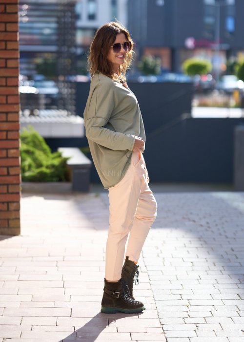 Szałwiowa bluzka damska z długim rękawem i dekoltem w serek, o luźnym kroju oversize, wykonana z miękkiej bawełny